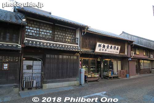 On left, Kaiunro 開雲楼, former geisha house in Seki-juku. On the right is another former geisha house, Shokakuro 松鶴楼. 
Keywords: mie kameyama seki-juku shukuba tokaido stage town