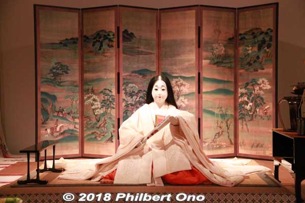 Saio princess in her living quarters (dining room). She wears a white juni-hitoe kimono, formal clothing used in ceremonies. 斎王の居室
Keywords: mie meiwa saiku history museum