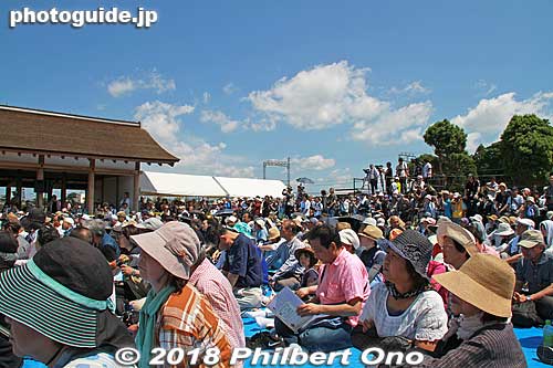 Large crowd sitting on the tarp and watching the departure ceremony. It's pretty hot under the sun.
Keywords: mie meiwa saiku saio matsuri festival