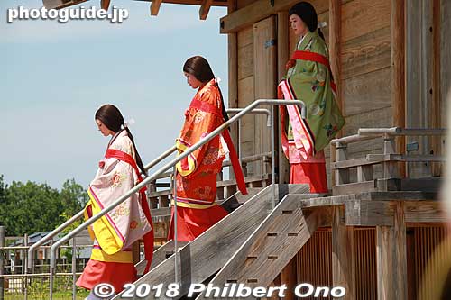 Myobu (命婦) getting off the Seiden.
Keywords: mie meiwa saiku saio matsuri festival