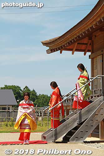 Myobu (命婦) getting off the Seiden.
Keywords: mie meiwa saiku saio matsuri festival