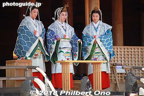 High-ranking court ladies called Uneme (釆女) chosen from an aristocratic family. They were in charge of food and drink for the princess. They give an iris flower offering.
Keywords: mie meiwa saiku saio matsuri festival