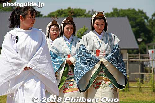 High-ranking court ladies called Uneme (釆女) chosen from an aristocratic family. They were in charge of food and drink for the princess.
Keywords: mie meiwa saiku saio matsuri festival