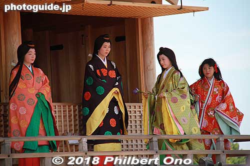 Naishi (内侍) and the Nyo-betto leads the Child Saio princess.
Keywords: mie meiwa saiku saio matsuri festival