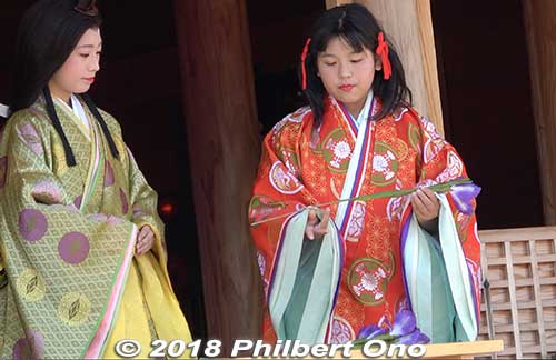 The Child Saio princess offer an iris flower. 子ども斎王
Keywords: mie meiwa saiku saio matsuri festival