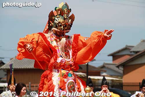 Ranryo-o court dance originally came from China and was a warrior hero dance. (舞樂蘭陵王).
Keywords: mie meiwa saiku saio matsuri festival