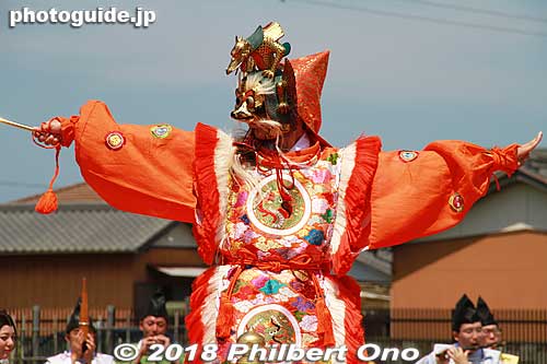 Ranryo-o court dance dating to the Nara Period (8th century). Chinese warrior Ranryo-o was Prince of Lanling (Gao Changgong), a victorious 6th c. general. (舞樂蘭陵王).
To hide his gentle-looking face, Ranryo-o wore a fierce mask in battle. Notice the dragon head mask.
Keywords: mie meiwa saiku saio matsuri festival matsuri6
