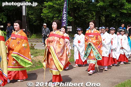 Ladies wearing a red band across their shoulders are court ladies called Nyoju (女嬬). 
Keywords: mie meiwa saiku saio matsuri festival