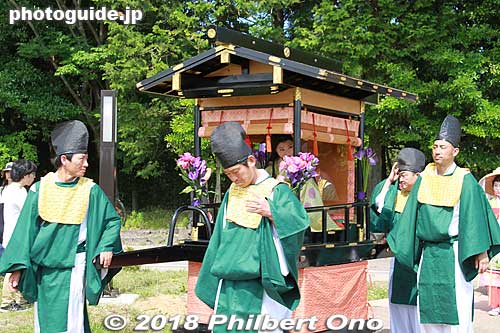 The first palanquin carries the Nyo-betto (女別当), the supervisor of the court ladies.
Keywords: mie meiwa saiku saio matsuri festival