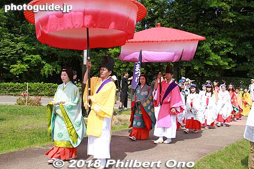 Naishi (内侍) coordinator of court ladies in Saiku Palace. They have a fancy umbrella bearer called furyu-gasa. 風流傘
Keywords: mie meiwa saiku saio matsuri festival