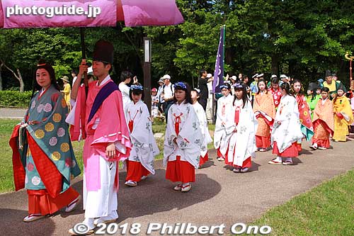 Naishi (内侍) coordinator of court ladies in Saiku Palace. She has a fancy umbrella bearer called furyu-gasa. 風流傘
Keywords: mie meiwa saiku saio matsuri festival