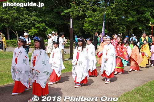 Girls called Warawame (童女) wearing chihaya costume 千早. Part of the festival route was the actual route where the Saio princess traveled to Ise Grand Shrines.
Keywords: mie meiwa saiku saio matsuri festival