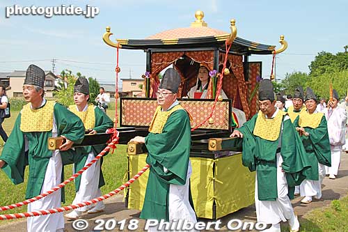 This is the Saio princess sitting in a palanquin on wheels. In Saiku, the Saio's palanquin is called Sokaren (葱華輦), meaning "Onion Flower Palanquin" in reference to its onion-shaped giboshi roof ornament.
The Saio palanquin bearers are called Kayocho (駕輿丁) who were chosen from the best gentlemen.
Keywords: mie meiwa saiku saio matsuri festival matsuri6
