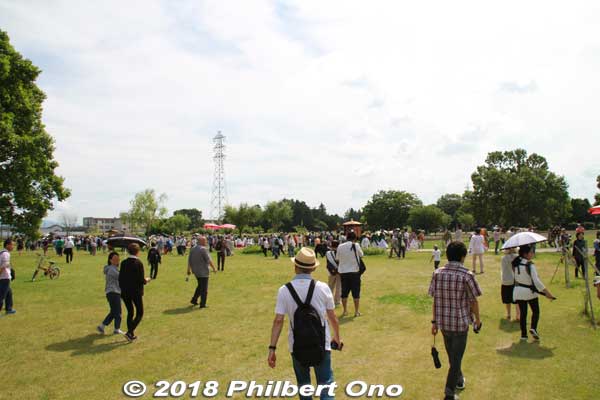 As the Saio procession went through the park, the crowd followed. 上園芝生広場
Keywords: mie meiwa saiku saio matsuri festival