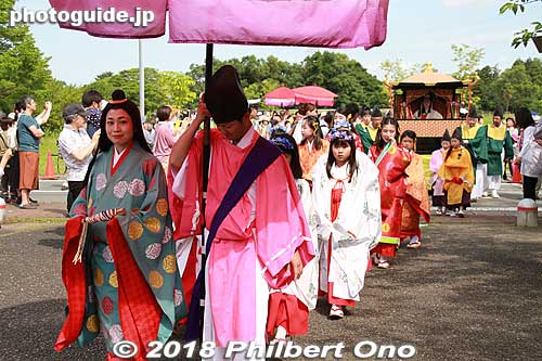 Naishi (内侍) coordinator of court ladies in Saiku Palace. She has a fancy umbrella bearer called furyu-gasa. 風流傘
Keywords: mie meiwa saiku saio matsuri festival