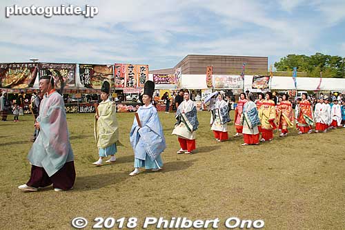 The procession walked through a lawn of food stalls and headed for the outdoor stage. This is near the Saiku History Museum.
Keywords: mie meiwa saiku saio matsuri festival