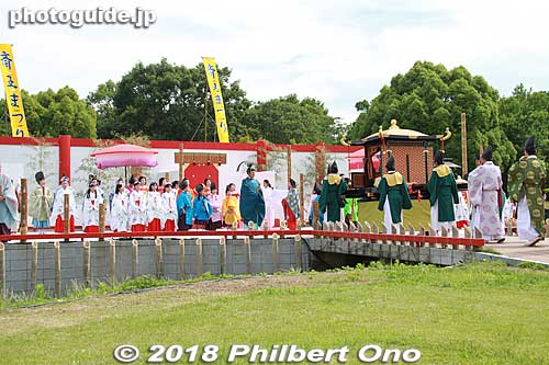 Almost an hour later, the procession arrived at this park with this outdoor stage for the welcome ceremony. The Saio arrived.
Keywords: mie meiwa saiku saio matsuri festival