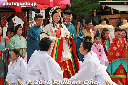 Before the Saio moves or poses, her attendants arrange her juni-hitoe kimono.
Keywords: mie meiwa saiku saio matsuri festival