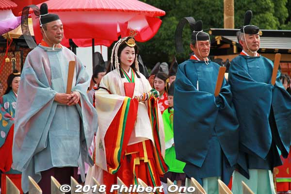 The man on the far right in dark blue is Ise Kokushi (伊勢国司) Governor of Ise Province. Next to him also in blue is the Chobusoshi (長奉送使) director of the Saio procession.
Keywords: mie meiwa saiku saio matsuri festival matsuri6