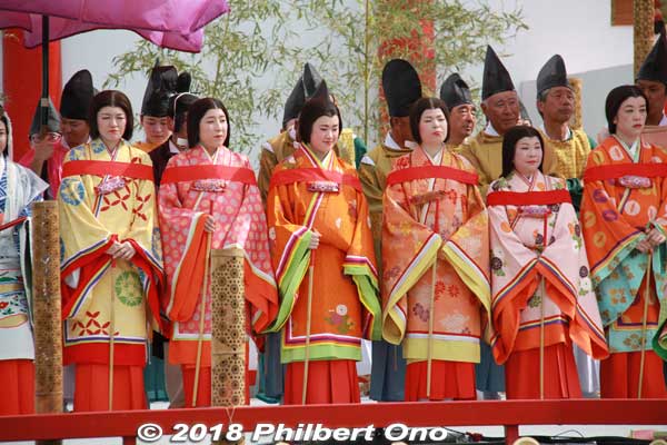 Ladies wearing a red band across their shoulders are court ladies called Nyoju (女嬬) who serve in the inner palace (後宮) and take care of the Saio princess' daily living.
Keywords: mie meiwa saiku saio matsuri festival