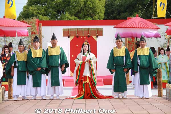 Posing with Saio palanquin bearers called Kayocho (駕輿丁) who were chosen from the best gentlemen.
Keywords: mie meiwa saiku saio matsuri festival