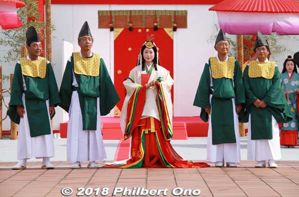 Posing with Saio palanquin bearers called Kayocho (駕輿丁) who were chosen from the best gentlemen.
Keywords: mie meiwa saiku saio matsuri festival