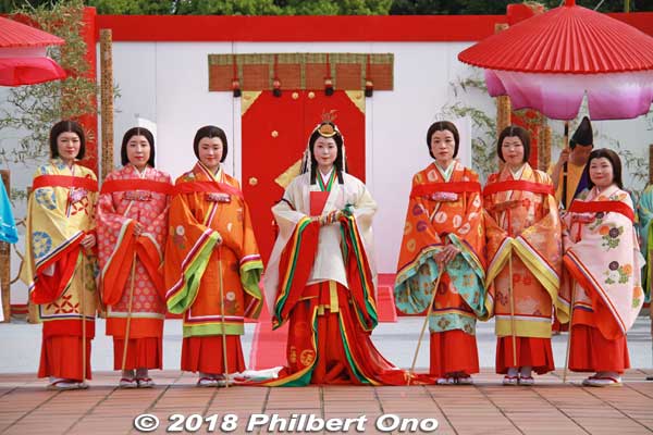 Posing with court ladies called Nyoju (女嬬) who serve in the inner palace (後宮) and take care of the Saio princess' daily living.
Keywords: mie meiwa saiku saio matsuri festival