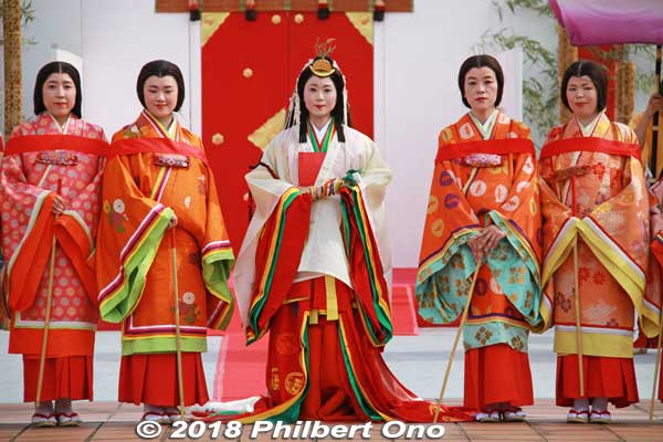 Posing with court ladies called Nyoju (女嬬) who serve in the inner palace (後宮) and take care of the Saio princess' daily living.
Keywords: mie meiwa saiku saio matsuri festival kimonobijin