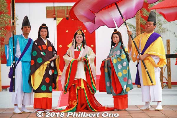 Posing with top-ranking court ladies called the Naishi (内侍) working at the Saiku Palace. They have fancy umbrella bearers called furyu-gasa. 風流傘
Keywords: mie meiwa saiku saio matsuri festival
