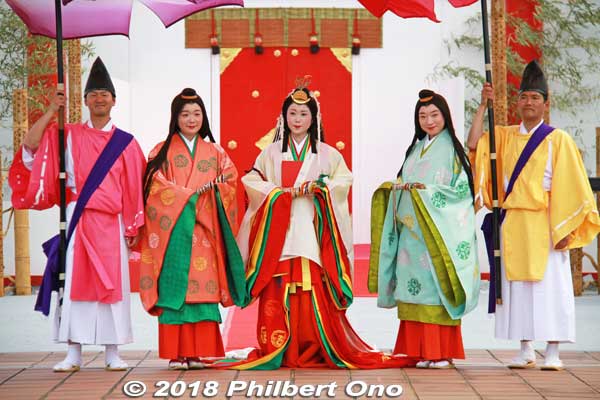 Posing with top-ranking court ladies called the Naishi (内侍) working at the Saiku Palace. They have fancy umbrella bearers called furyu-gasa. 風流傘
Keywords: mie meiwa saiku saio matsuri festival