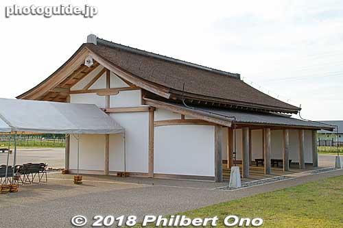 The Higashiwakiden is only partially walled with an earthen floor, used as a waiting room or preparation room during ceremonies. 東脇殿
Keywords: mie meiwa saiku saio matsuri festival