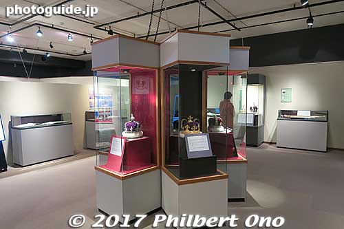 Special Exhibition Room displaying pearl crowns in Jan. 2017.
Keywords: mie toba Mikimoto Pearl Island museum