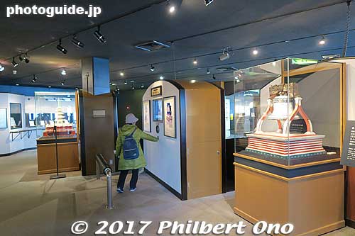 Room exhibiting jewelry made of cultured pearls.
Keywords: mie toba Mikimoto Pearl Island museum