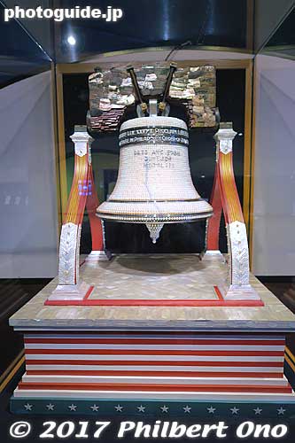 Liberty Bell, exhibited at the 1939 New York World's Fair. Has 12,250 pearls and 366 diamonds.
Keywords: mie toba Mikimoto Pearl Island museum