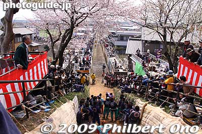 On both sides are special spectator seating (decorated in red/white) for the shrine priests and VIPs. We did not see any riders or horses get injured this day. These photos were taken on April 5, 2009.
Keywords: mie toin-cho oyashiro matsuri festival ageuma horse inabe shrine cherry blossoms sakura