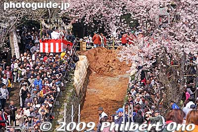 This is what the steep incline looks like from the other side. The galloping horse must manage to leap up and over the steep wall called the Agezaka (上げ坂).
Keywords: mie toin-cho oyashiro matsuri festival ageuma horse inabe shrine cherry blossoms sakura