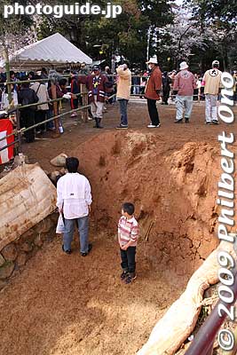 This earthen wall looks like 2 or 3 meters high. This festival is unique to Mie Prefecture. A similar and much more crowded Ageuma ceremony is held at Tado Shrine also in Mie and not far from Inabe Shrine.
Keywords: mie toin-cho oyashiro matsuri festival ageuma horse inabe shrine