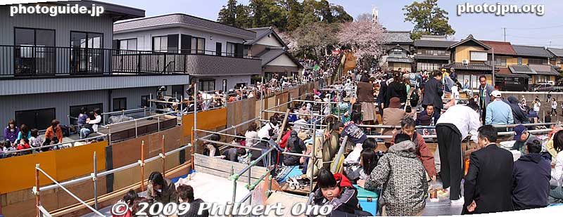 The bleacher seats are sold by auction to the highest bidder. Those next to the steep incline are the most expensive, costing 200,000 yen or higher for one compartment fitting several people. I was in a compartment costing 7,000 yen.
Keywords: mie toin-cho oyashiro matsuri festival ageuma horse inabe shrine
