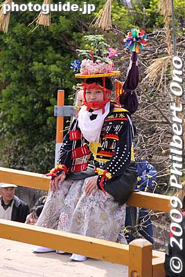 There are six jockeys, all local teenage boys, chosen by lottery. They have to be quite brave to undertake the Ageuma ceremony since accidents and injuries do happen. Some parents refuse to allow their sons to be chosen.
Keywords: mie toin-cho oyashiro matsuri festival ageuma horse inabe shrine