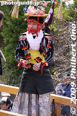 The jockeys wera a colorful costume, the hanagasa hat has a different decoration (pine tree, peony, iris, etc.) for each jockey. Each jockey represents a local district in Toin town.
Keywords: mie toin-cho oyashiro matsuri festival ageuma horse inabe shrine