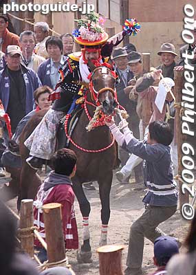 And he's off, going at full speed. It takes only 10-15 sec. for him to run up to the incline.
Keywords: mie toin-cho oyashiro matsuri festival ageuma horse inabe shrine