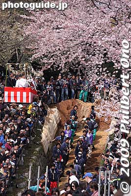 Men await for the horse on the incline. They help to get the horse over the top and prevent injury to the rider.
Keywords: mie toin-cho oyashiro matsuri festival ageuma horse inabe shrine