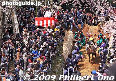 The horse approaches the steep wall.
Keywords: mie toin-cho oyashiro matsuri festival ageuma horse inabe shrine