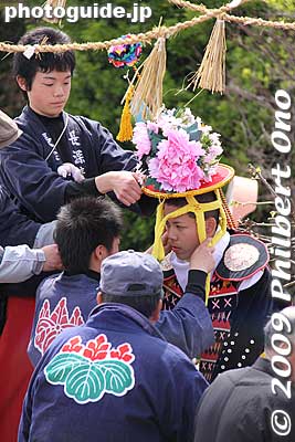 The next rider is prepared. He sits in a sacred compartment, gets his hanagasa hat adjusted, and waits for his horse to arrive. He was stern-faced. There's a 15-20 min. break between each Ageuma run.
Keywords: mie toin-cho oyashiro matsuri festival ageuma horse inabe shrine