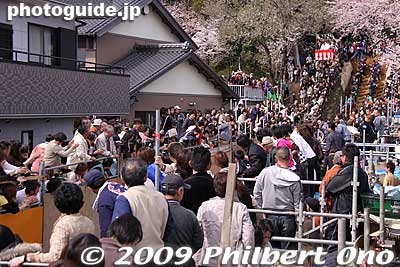 The running course is quite short, maybe 100-150 meters. It cannot be too long or else the horse will get too tired to make the final leap.
Keywords: mie toin-cho oyashiro matsuri festival ageuma horse inabe shrine 