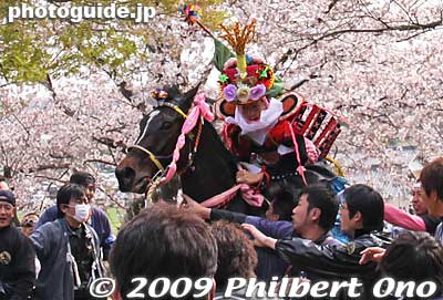 The rider looks relieved, and proud to have a lifetime memory.
Keywords: mie toin-cho oyashiro matsuri festival ageuma horse inabe shrine cherry blossoms sakura 