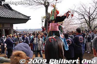 The victorious rider holds out a fan and sings a victory song. People celebrate the imminent abundant harvest.
Keywords: mie toin-cho oyashiro matsuri festival ageuma horse inabe shrine 