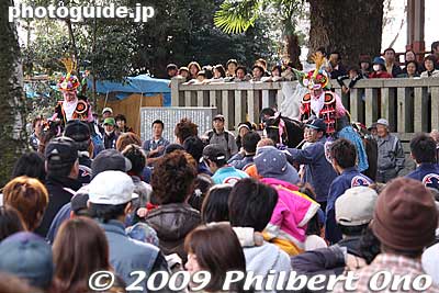 Riders make a "victory lap" within the shrine grounds.
Keywords: mie toin-cho oyashiro matsuri festival ageuma horse inabe shrine 