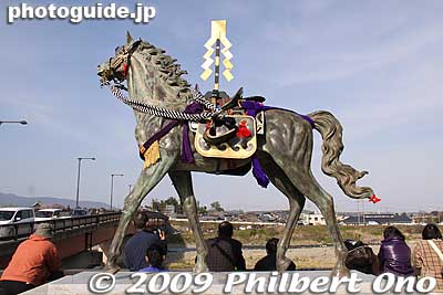 Inabe Shrine's statue of a sacred horse near the horse riding ground.
Keywords: mie toin-cho oyashiro matsuri festival ageuma horse inabe shrine 