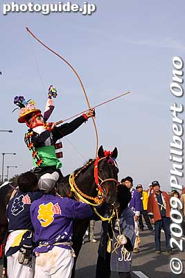 One of the jockeys shoots an arrow toward the river.
Keywords: mie toin-cho oyashiro matsuri festival ageuma horse inabe shrine 